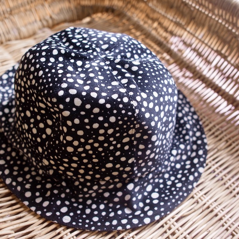 A MERRY HEART♥ Gradient black fisherman hat with white dots - หมวก - วัสดุอื่นๆ สีดำ