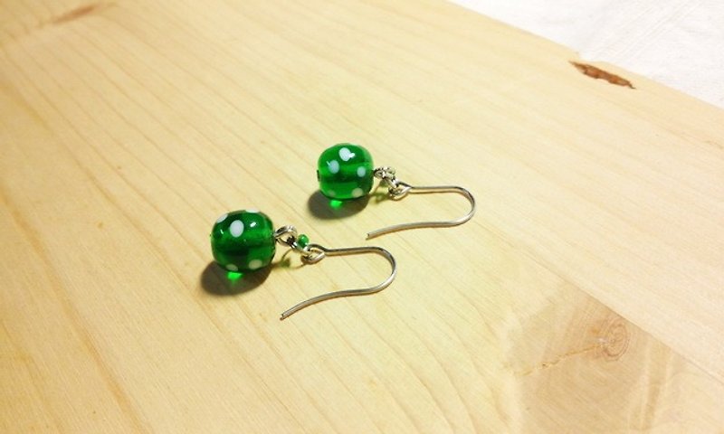 Yuzu Lin Glaze - Dotted Pop Style Glazed Earrings - Elf Green - Clip-on style - ต่างหู - แก้ว สีเขียว