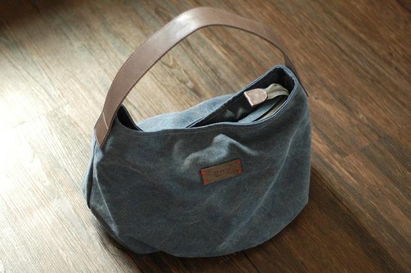 manta圓底抓皺肩背包 [深藍水洗帆布]: 牛皮背帶 - Messenger Bags & Sling Bags - Other Materials Brown