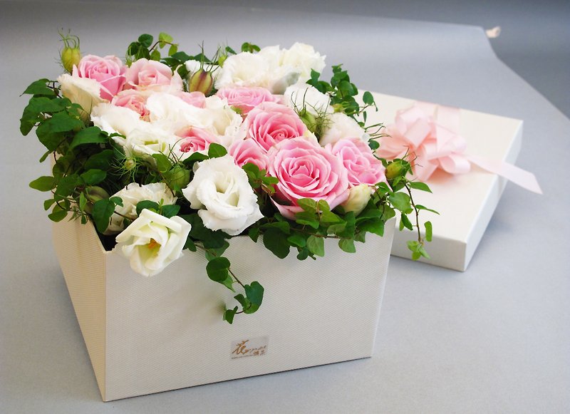 Flower box - Plants & Floral Arrangement - Plants & Flowers Pink