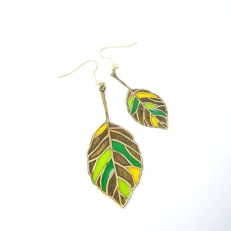 Leaf stand glass earring in brass hand sawing - 耳環/耳夾 - 其他金屬 