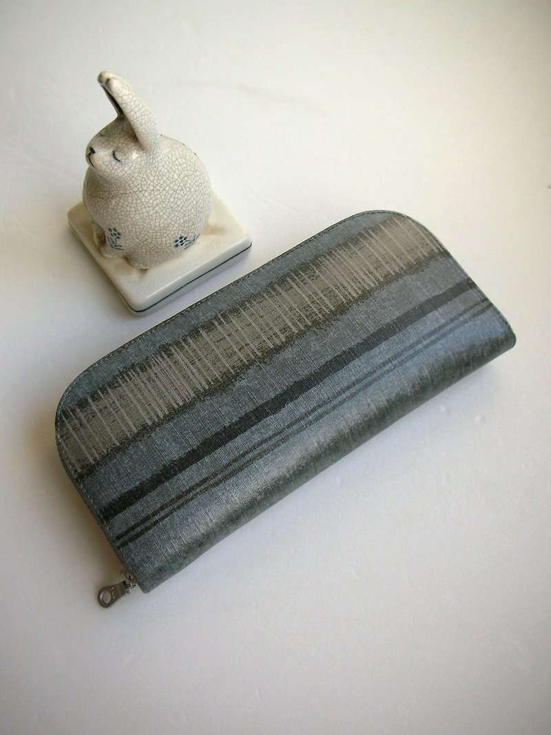 Saito Utoko gray and blue striped watercolor blooming tarpaulin-long clip/wallet/coin purse/ - กระเป๋าสตางค์ - วัสดุกันนำ้ สีเทา