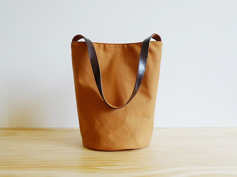 Brown canvas small bucket (round) leather handle shoulder bag - กระเป๋าแมสเซนเจอร์ - ผ้าฝ้าย/ผ้าลินิน สีนำ้ตาล