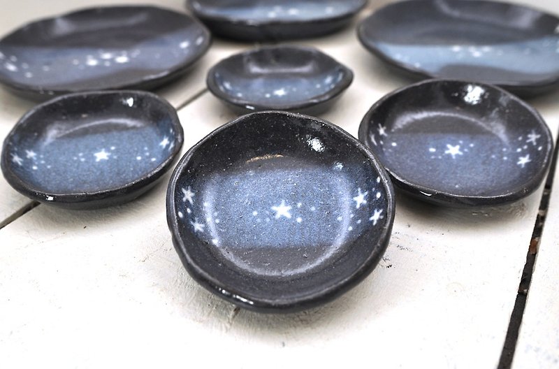 Small plate of stars Handmade small plate made of earthenware - Plates & Trays - Pottery Blue
