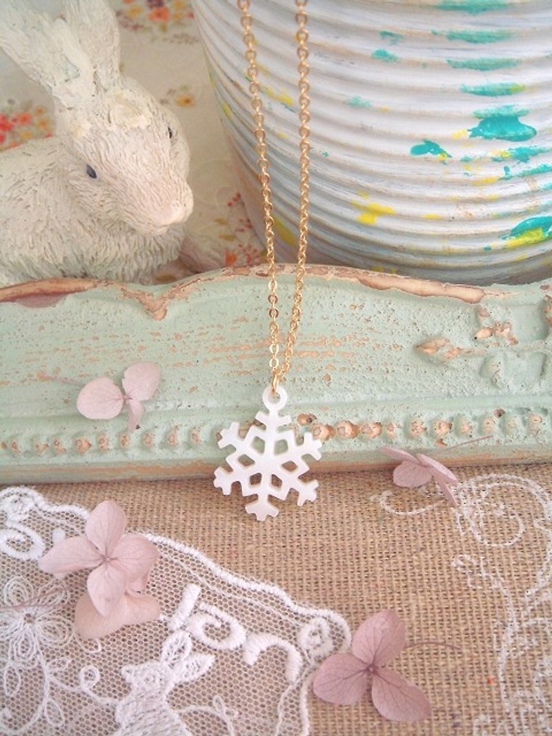 Garohands natural pearl shell hollow carved snow white snowflake hand feel short chain A460 gift - Necklaces - Paper White