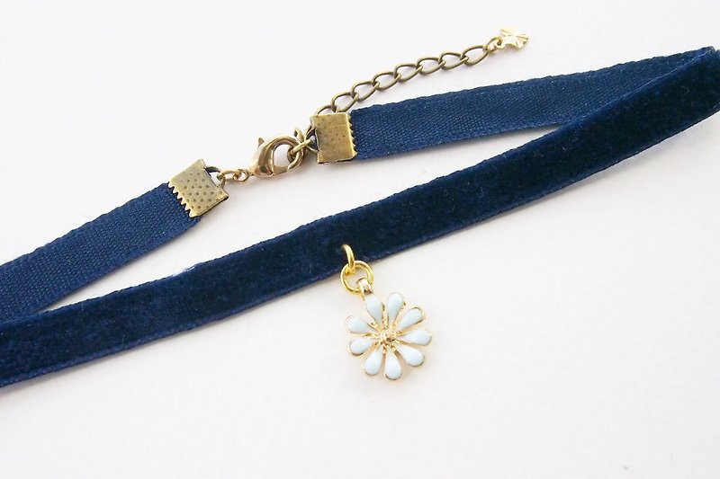 Navy blue velvet choker/necklace with blue flower charm - สร้อยคอ - วัสดุอื่นๆ สีน้ำเงิน