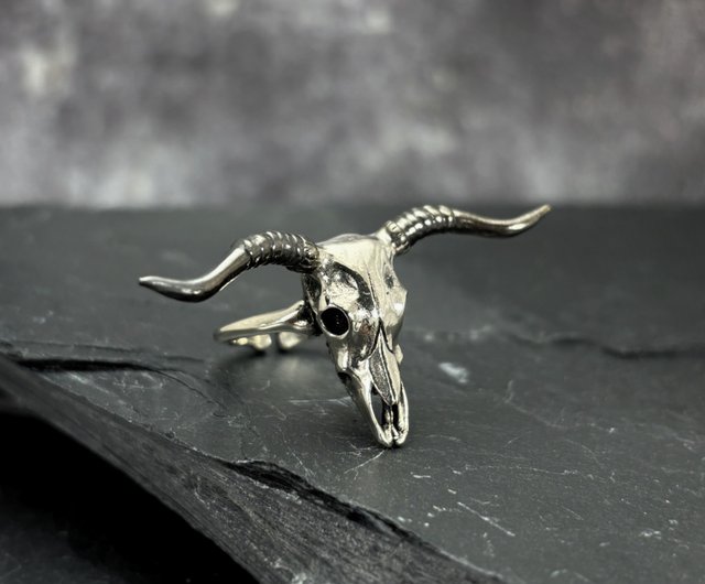 星座牡牛座の雄牛の頭蓋骨のリング。サイズ調節可能。4 色展開