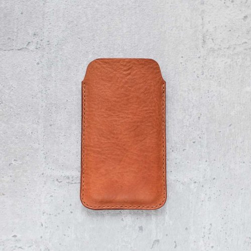 川水森林皮革手作 iPhone 16 焦糖棕色極簡約手工牛皮皮套