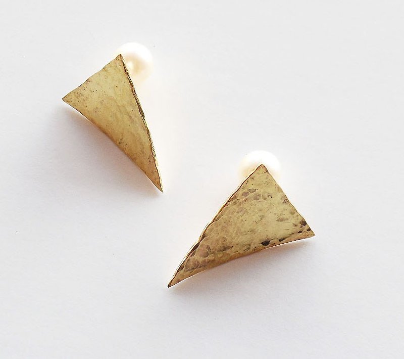 三角形＋珍珠 黃銅 耳環（鍛敲技法） - 耳環/耳夾 - 其他金屬 金色