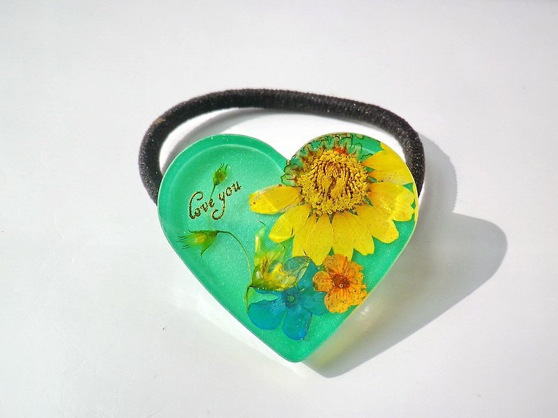 Real flower heart resin ponytail holder - pressed flower, pressed flower unique hair accessory - Hair Accessories - Plastic 