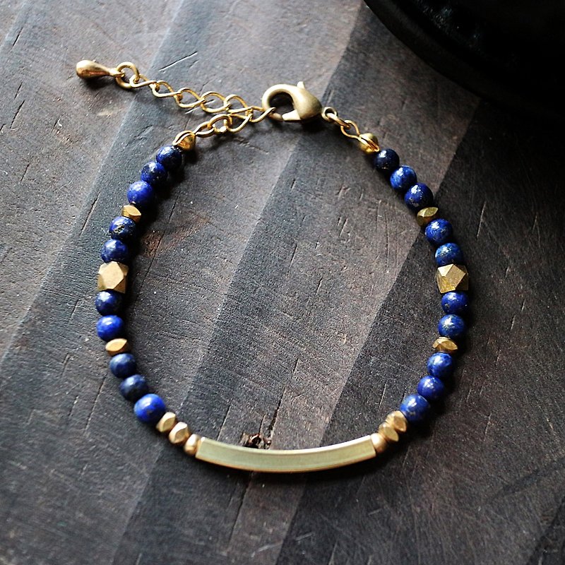 Muse natural wind series NO.206 blue lapis lazuli bracelet brass rectangular elbow - สร้อยข้อมือ - เครื่องเพชรพลอย สีน้ำเงิน