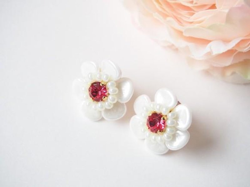 white flower pierce/earring petit (indian pink) - 耳環/耳夾 - 其他金屬 