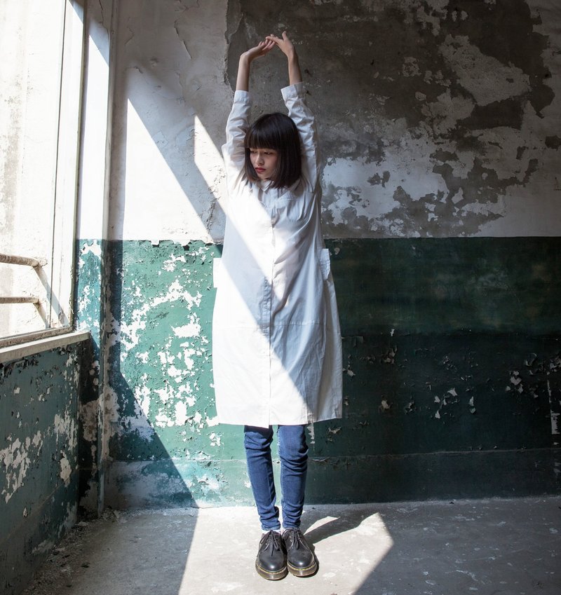 SUMI Artsy young artists Long Shirt Dress _4AF409_ white stitching - ชุดเดรส - ผ้าฝ้าย/ผ้าลินิน ขาว