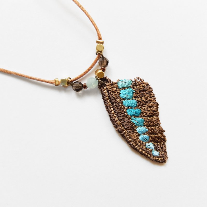 刺繡 蝴蝶 天然石蝶羽項鍊 / 青帶鳳蝶 common bluebottle - 項鍊 - 繡線 咖啡色