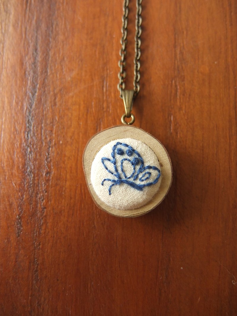 刺繍蝶のネックレス - ネックレス - その他の素材 ブルー