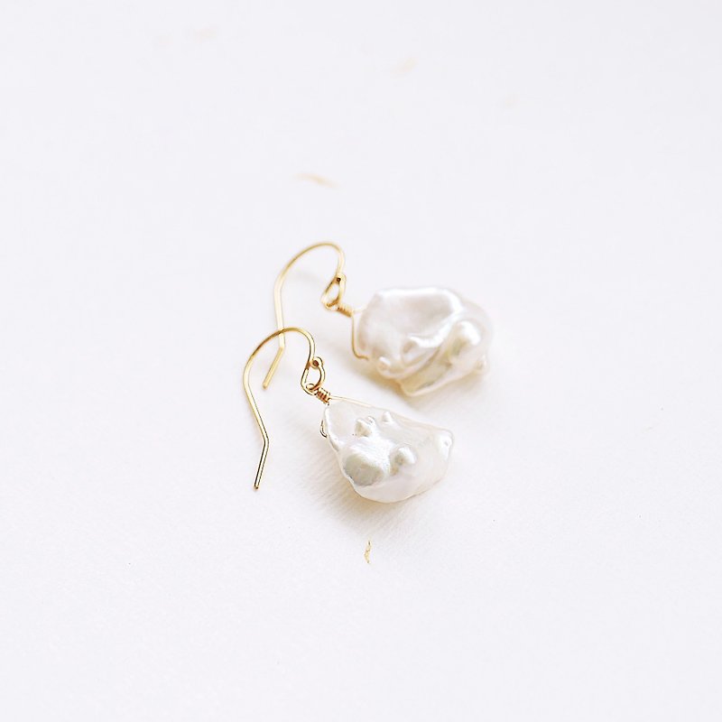 Natural freshwater pearl irregular flake earrings custom 14K crystal business peach blossom Clip-On - ต่างหู - เครื่องเพชรพลอย ขาว