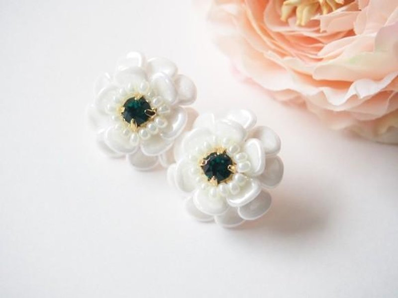 white flower pierce/earring(emelard) - 耳環/耳夾 - 其他金屬 