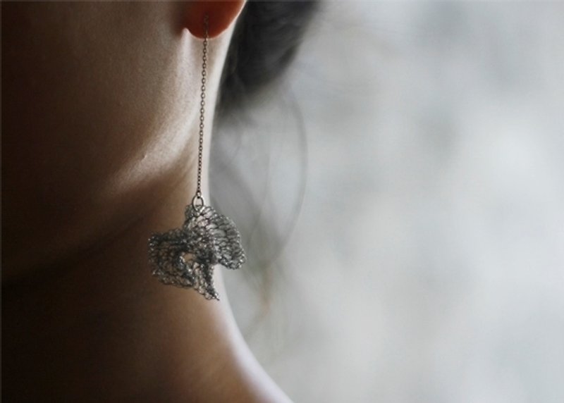 <Blossom- single > Silver wire weaving earring by Studio d'EL - ต่างหู - โลหะ สีเทา