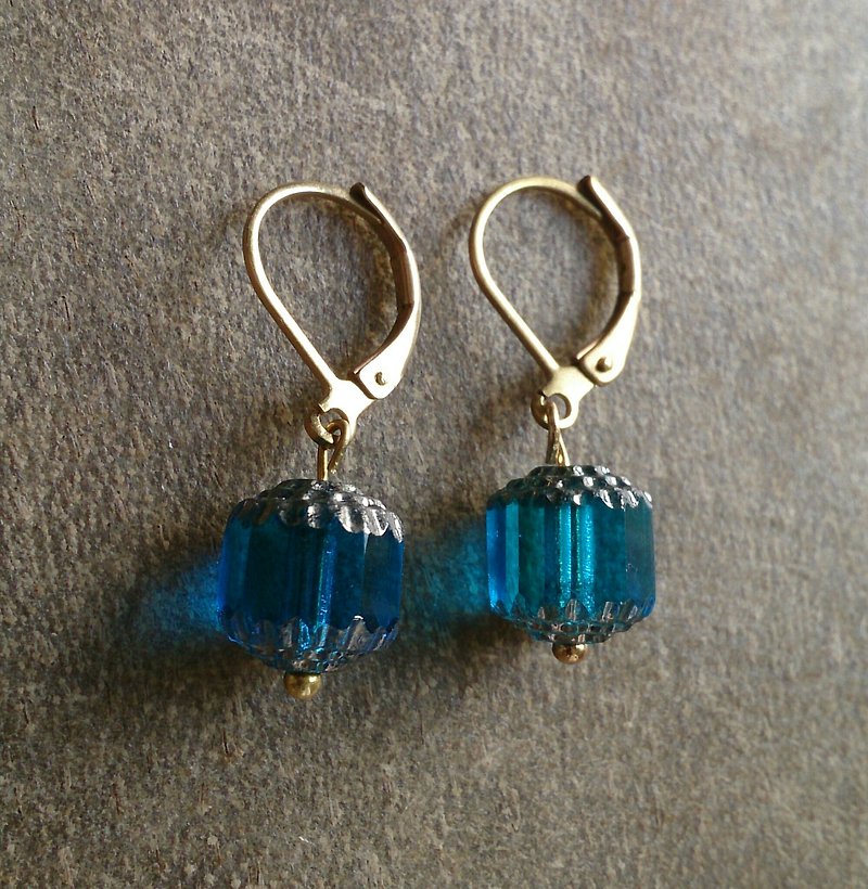 Simple aqua Czech glass crystal earrings (large) - ต่างหู - เครื่องเพชรพลอย สีน้ำเงิน