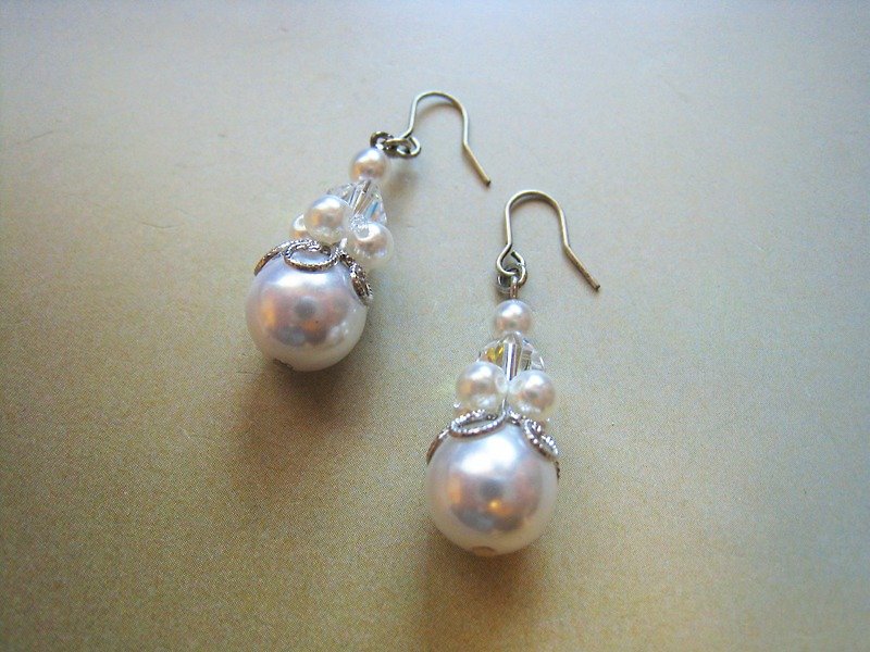 Czech Glass Pearl & Swarovski Crystal Pierced Earrings＜G：White＞Bridal* - 耳環/耳夾 - 其他材質 白色