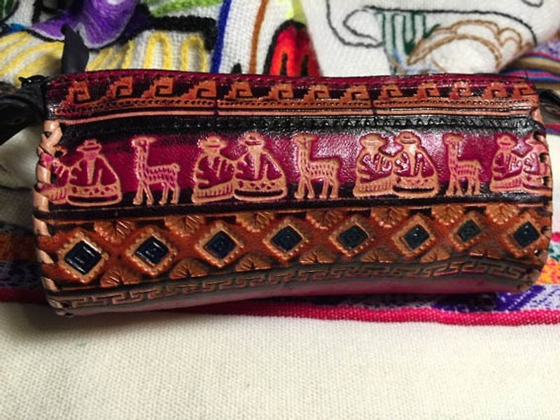 Leather hand infection color Peru totem storage bag powder - กระเป๋าเครื่องสำอาง - หนังแท้ สึชมพู