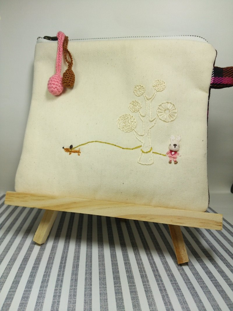 手工製立體刺繡小兔子收納袋 - 化妝包/收納袋 - 其他材質 粉紅色