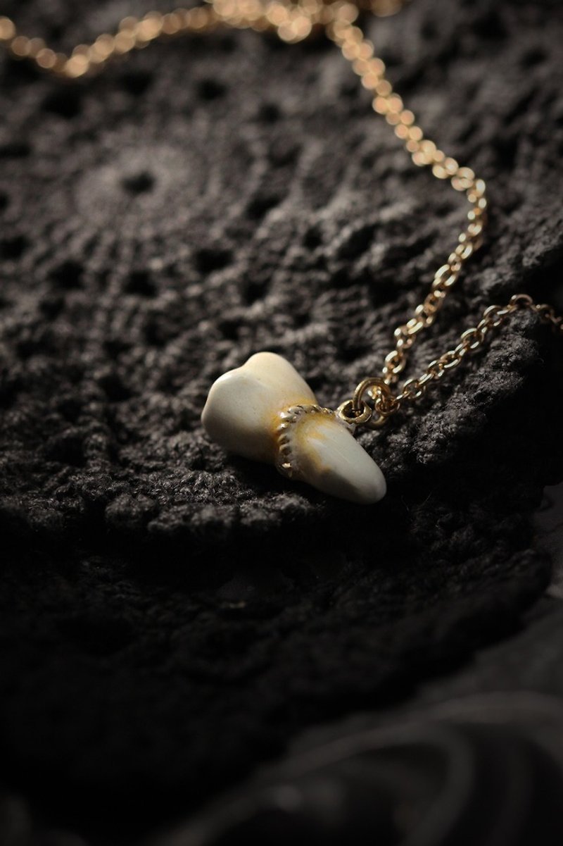 A Tooth Necklace - Painted Version by Defy. - 項鍊 - 其他金屬 