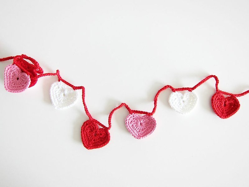 Home decoration crochet bunting small love heart - ตกแต่งผนัง - วัสดุอื่นๆ สีแดง