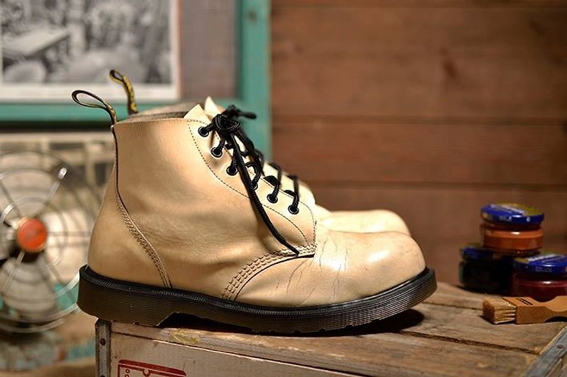 Vintage Dr. Martens white 6 hole boots Martin boots British old Martin vintage - รองเท้าบูธผู้ชาย - หนังแท้ ขาว