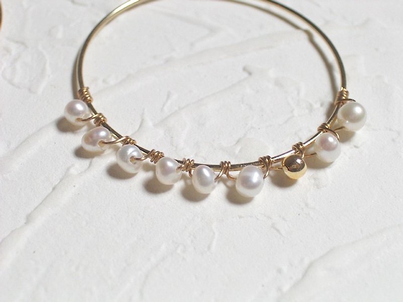Simple gold and white pearl hoop earrings - ต่างหู - วัสดุอื่นๆ ขาว