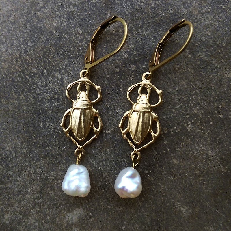 Brass Bug Pearl Earrings - ต่างหู - ไข่มุก 