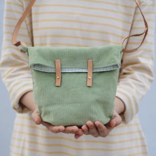 母⌯性急な⌯遅いです。グラスグリーン。ショルダー/ハッチバック。コーデュロイバッグ