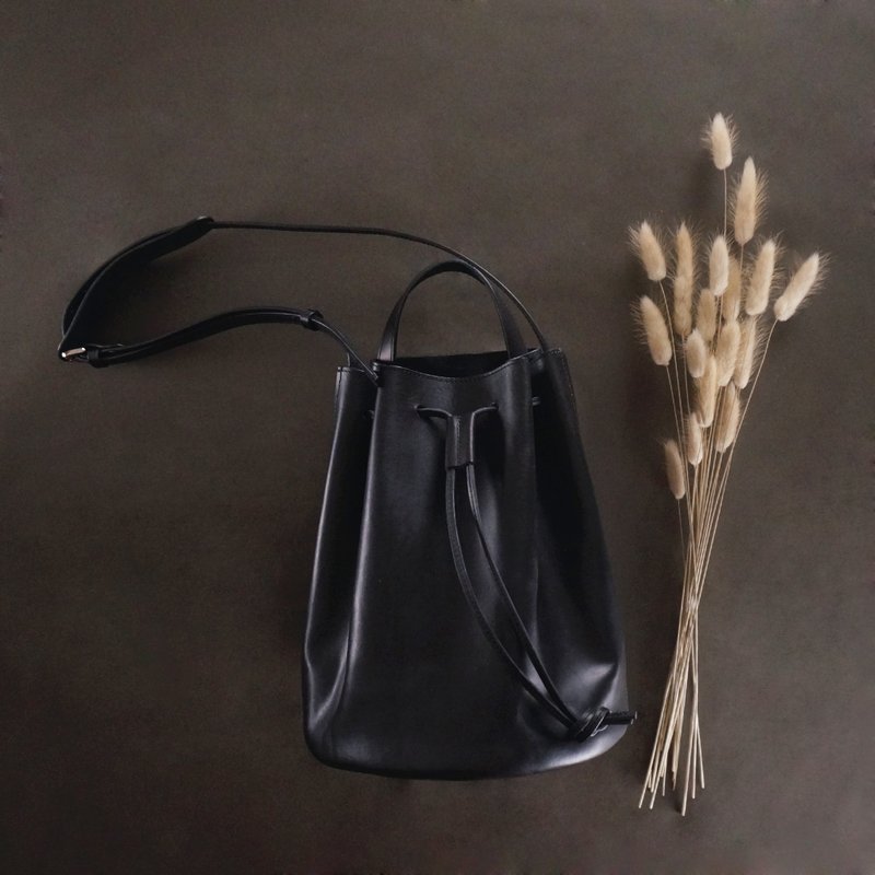 Bert伯特．側背束口包．水桶包 ．黑色．植鞣革 / 皮革 / RRENAE Leatherware - 側背包/斜背包 - 真皮 黑色
