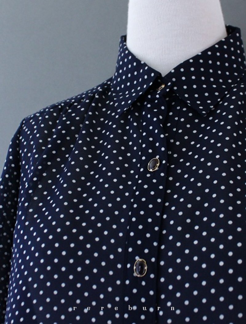 [RE0909T1272] early fall classic dark blue shirt little fine vintage buttons - เสื้อเชิ้ตผู้หญิง - วัสดุอื่นๆ สีน้ำเงิน