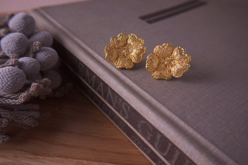 Gold Flower Lace cooper  earrings - ต่างหู - โลหะ สีทอง