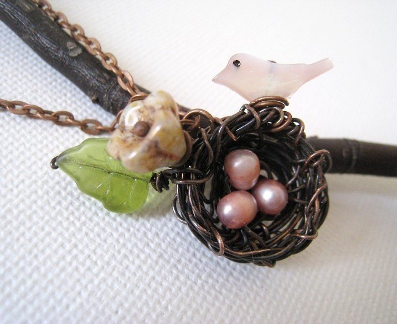 Mommy and me. Handmade Bronze wire bird nest and shell necklace - สร้อยคอ - วัสดุอื่นๆ 