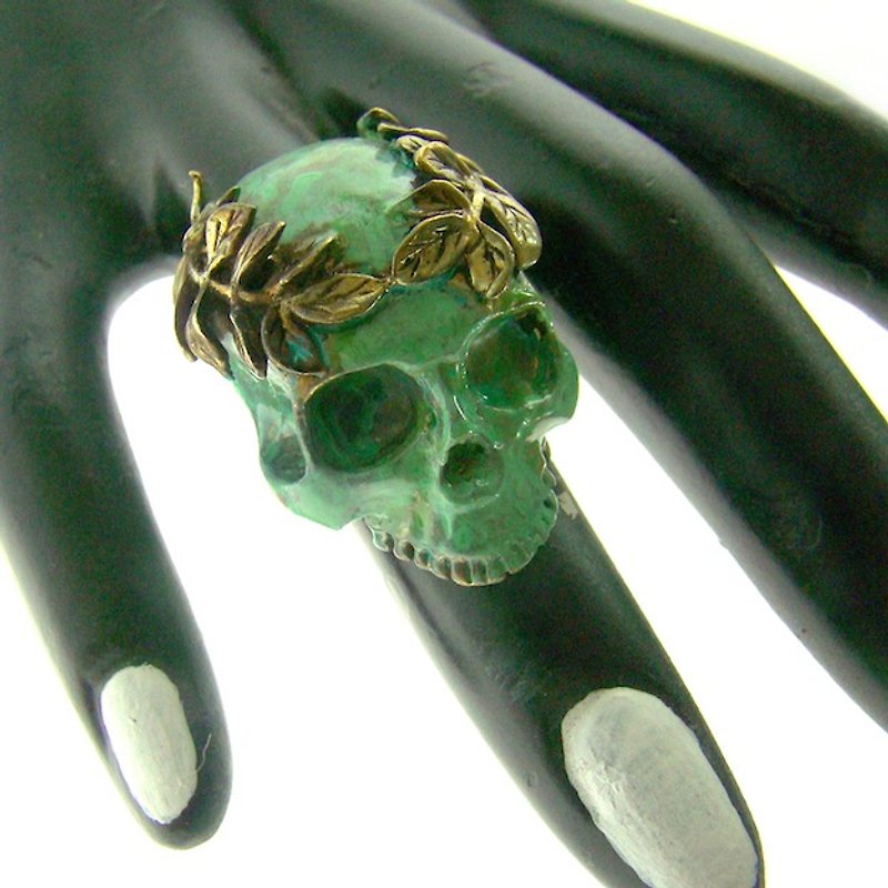 Patina Skull with leaf crown ring in brass with green patina color ,Rocker jewelry ,Skull jewelry,Biker jewelry - แหวนทั่วไป - โลหะ 