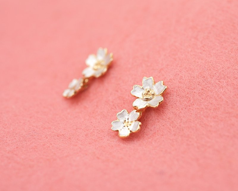 Japanese blossom earrings - Two flowers - Sakura cherry blossom flowers - ต่างหู - โลหะ สีทอง