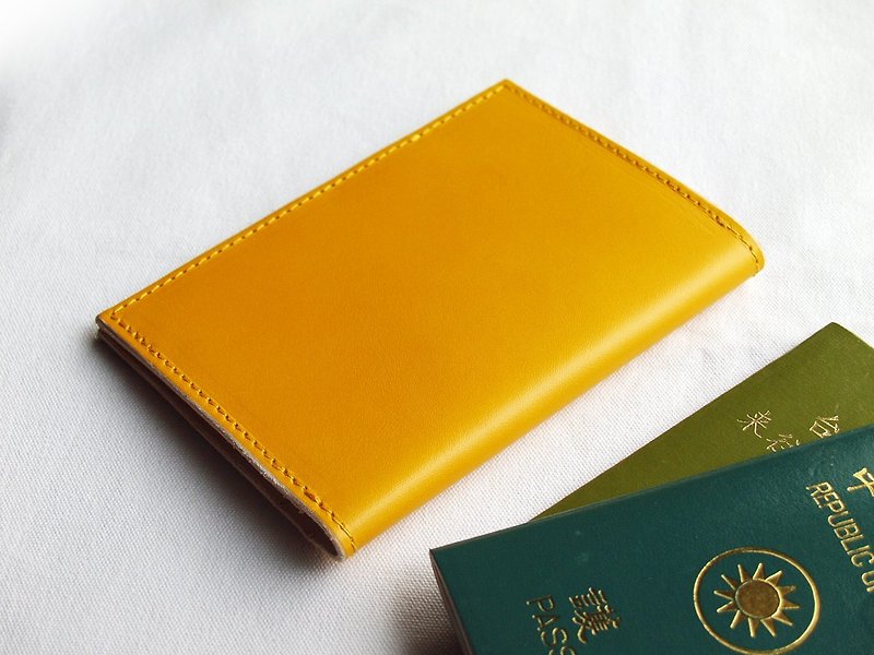 [ weeken 維肯生活 ] Sunflower Yellow 手工真皮護照夾 (免費客製化刻印英文名) - ที่เก็บพาสปอร์ต - หนังแท้ สีเหลือง