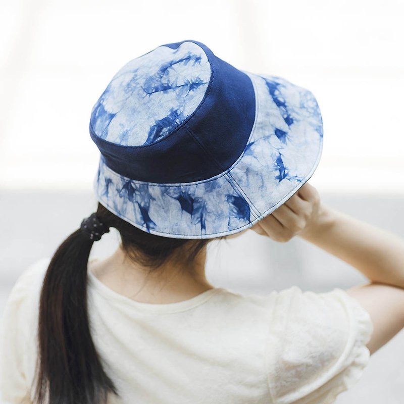 Flower Cloud Dance-Taiwan Blue Dyeing-Cotton Bucket Hat Double Sided (Female Version)-Won Taiwan Green Craft Certification - หมวก - ผ้าฝ้าย/ผ้าลินิน สีน้ำเงิน