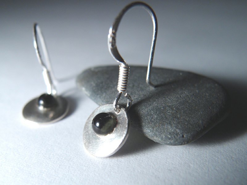 Transparent dark green glass sterling silver earrings - ต่างหู - โลหะ สีเทา