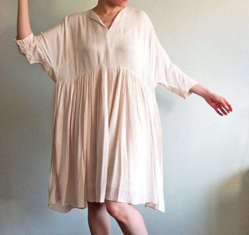 流浪精神皺摺紋理oversize洋裝 米白 可當孕婦裝穿 - 洋裝/連身裙 - 棉．麻 
