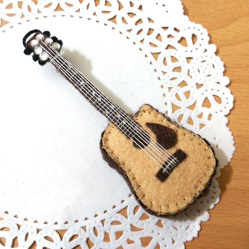 【吉他-袖珍版立體不織布吊飾】音樂 樂器 吉他 烏克麗麗 不織布 玩偶 手創 客製化 訂做《米思熊》情人節禮物 - 吊飾 - 其他材質 咖啡色