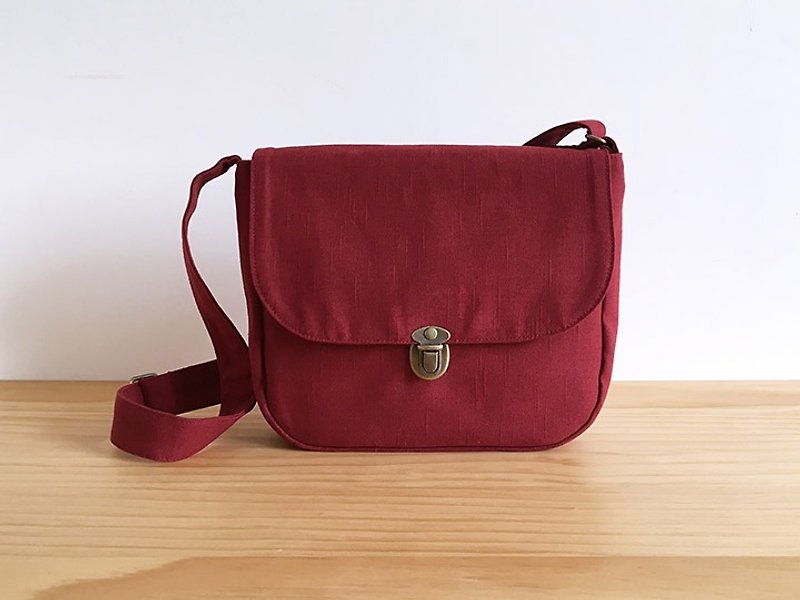 Handmade dark red cotton canvas small cross-body schoolbag - กระเป๋าแมสเซนเจอร์ - ผ้าฝ้าย/ผ้าลินิน สีแดง