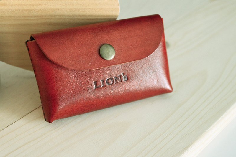 【 LION's 】手工皮革 皮件-- 復古簡約款 真皮名片盒 厚款 (客製訂做) - แฟ้ม - หนังแท้ สีแดง