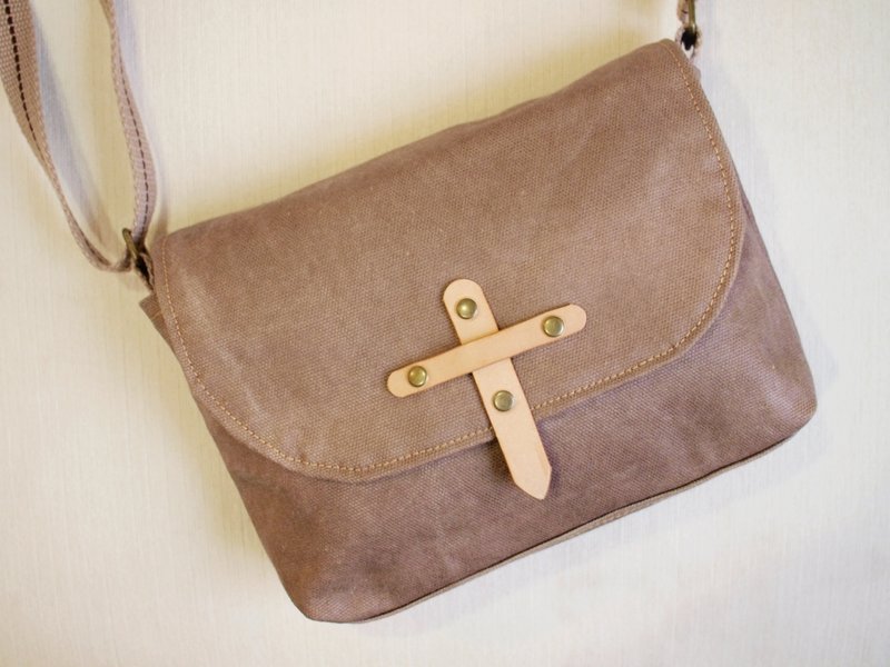 1pinfun ♡ water repellent canvas sloping back body bag light brown * - กระเป๋าแมสเซนเจอร์ - วัสดุอื่นๆ สีกากี