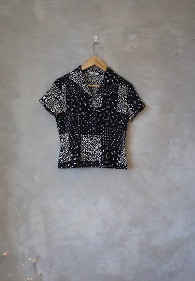 Short black white flower vintage shirt - Women's Shirts - Other Materials Black