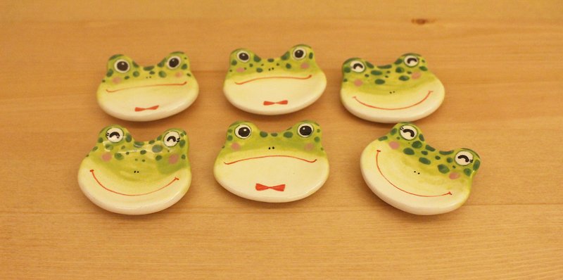 Birthday Valentine's Day frog frog Po hand chopsticks rack small dish single - เซรามิก - วัสดุอื่นๆ หลากหลายสี