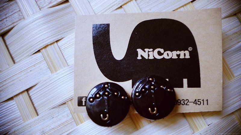 NiCorn hand made - hair happiness - dating black tea ladies umbrella retro earrings (ear clip-on) - ต่างหู - วัสดุอื่นๆ สีดำ