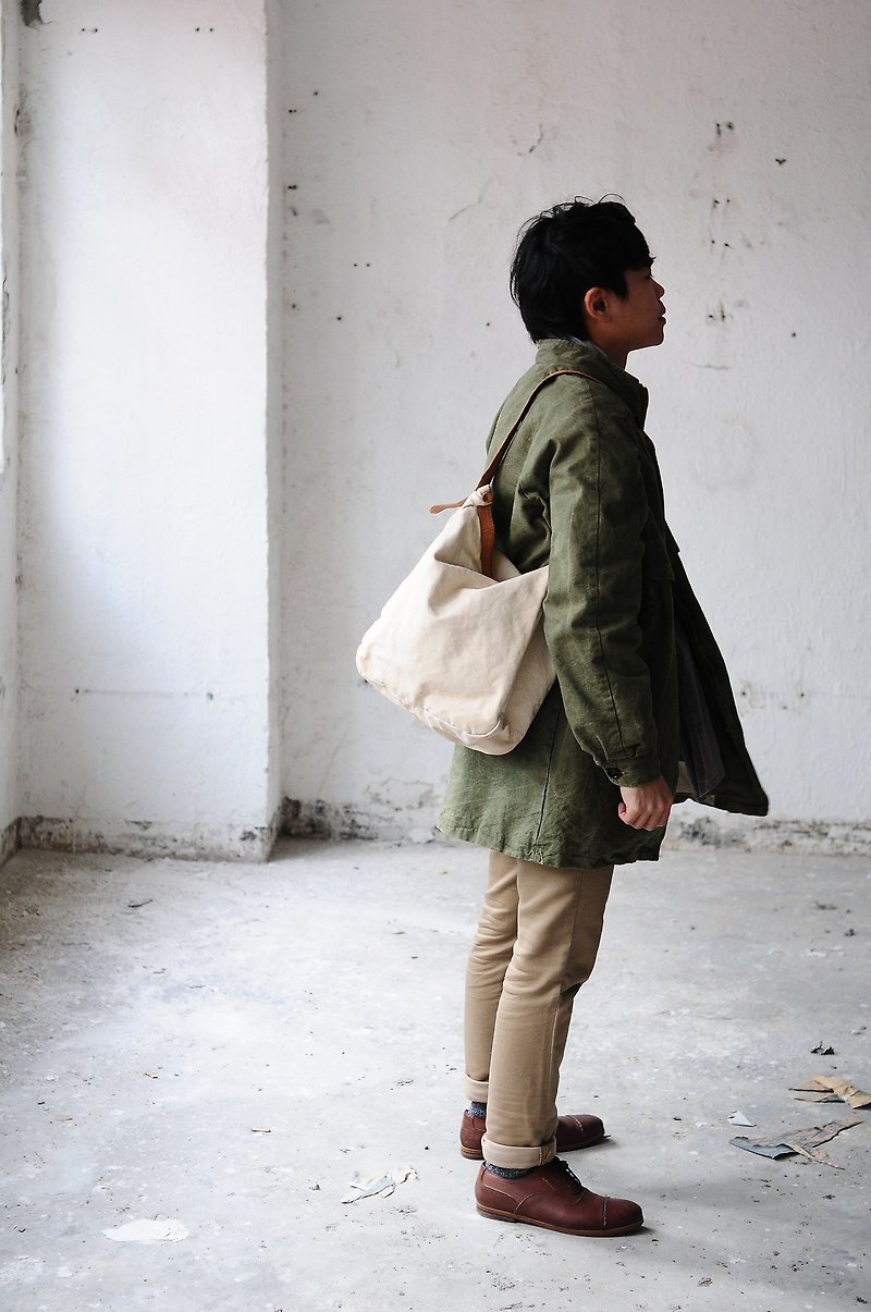 Handmade Washed-Out Leather And Canvas Shoulder Bag/ Carry On Bag/ Tote Bag (SUMMER SALE) - กระเป๋าแมสเซนเจอร์ - วัสดุอื่นๆ 